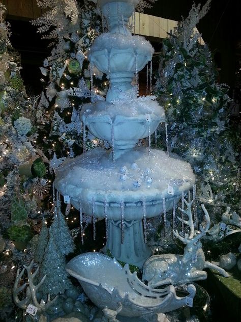 Christmas Fountain, Floating Fountain, Fountain Decor, Traditional Colonial, Colonial Christmas, Harry Potter Christmas, About Water, Board Decoration, Outdoor Holidays