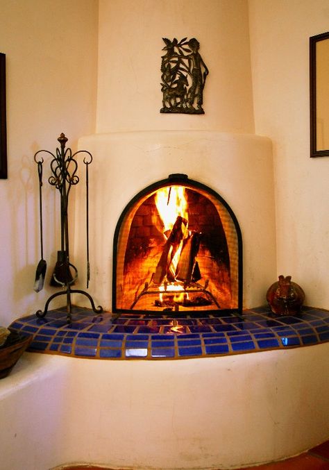 Traditional kiva fireplace in many buildings. Fireplace Paint Colors, Mexican Fireplace, Spanish Style Fireplace, Santa Fe House, Fireplace Paint, Kiva Fireplace, Mexican Interiors, New Mexico Homes, Southwestern Home Decor