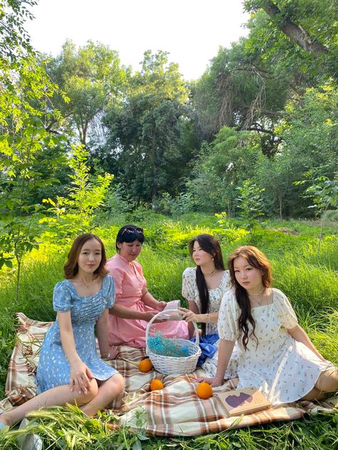 Exec Photoshoot, Group Photoshoot, Birthday Things, Birthday Aesthetic, Instagram Collage, Gardening Outfit, Garden Photos, Photoshoot Outfits, Pose Ideas