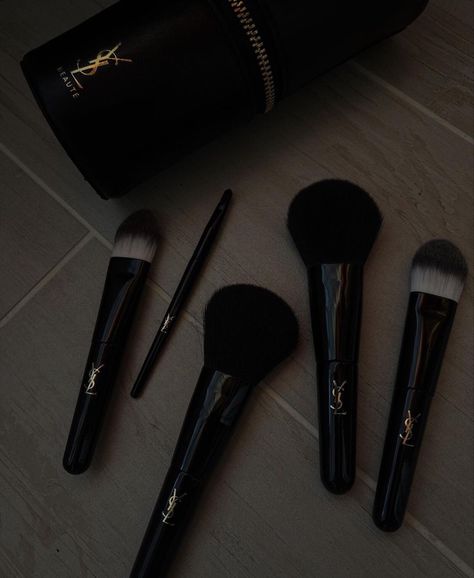 Makeup Brushes Aesthetic, Aphrodite Daughter, Dr Makeup, Saint Laurent Aesthetic, Ysl Girl, Ysl Aesthetic, Supernatural Dr, Black And White Makeup, Ysl Makeup