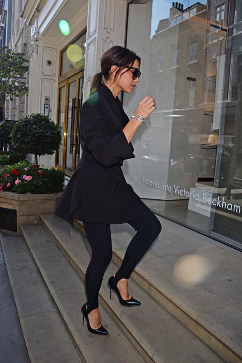 The World Finally Discovered Victoria Beckham's Fancy Leggings Trick Fancy Leggings, Black Heels Outfit, Loafer Outfits, Nice Heels, Peplum Coat, Black Leggins, Leggings And Heels, Look Legging, Stirrup Leggings