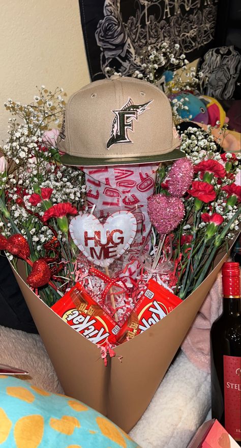 Guy Hat Bouquet, Valentines Gift For Boyfriend Hat Bouquet, Cap Gift Wrapping Ideas, Cute Graduation Gifts For Boyfriend, Boquetes Of Flowers For Guys, Boyfriend Bouquet For Him, Hat Flower Bouquet For Boyfriend, Hat Gift Ideas For Him, Cowboy Boyfriend Gifts