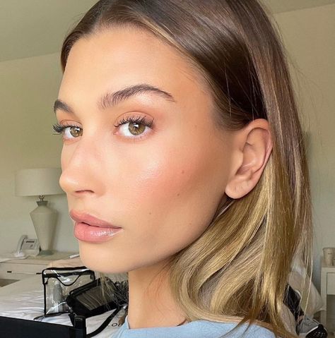 Minimal Wedding Makeup, Hailey Rhode Baldwin, Minimal Makeup Look, Wedding Glam, Makeup Artist Tips, Minimal Makeup, Bridal Makeup Looks, Celebrity Makeup Artist, Celebrity Makeup