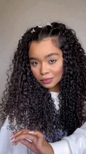 @daanielasantos_ Curly Hair Accessories Ideas, Curly Hair Dos, Curly Hair Accessories, Curly Hair Beauty, Mixed Curly Hair, Curly Hair Videos, Curly Hair Photos, Cute Curly Hairstyles, Curly Hair Styles Easy