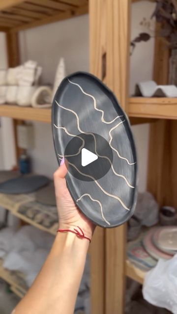 Sgrafito Ceramics, Pottery Engobe, Ceramics Videos, Ceramic Serving Platter, Pottery Platter, Sgraffito, Ceramic Plates, Serving Platters, Ceramics