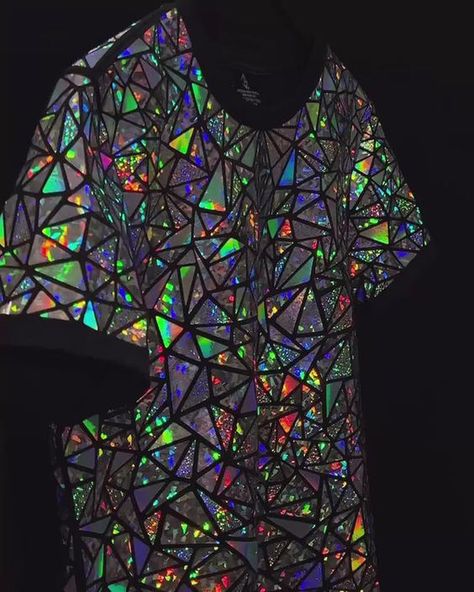 The truth is very bad in the publication they tell you some sizes and it arrives and they are more girls. Holographic Outfit Ideas, Extraterrestrial Aesthetic Outfit, Kaleidoscope Outfit, Holographic Clothes, Holographic Outfit, Trippy Fashion, Holographic Shirt, Rainbow Clothing, Plastic Clothing