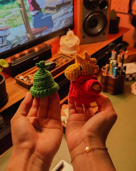 wanted to show my snoopy & woodstock in their cute little outfits 😭 these were definitely super fun to make (once i got the hang of it that is) I’d definitely recommend these woobles kits if you want to learn to crochet! ___ [crocheting, art, artist, cozy vibes, snoopy, hobbies] #artist #snoopy #thewoobles #crocheting #cozyvibes #cozydesk #crochet #snoopylover #snoopycollection Woodstock Crochet, Crochet Snoopy, Snoopy Collection, Woodstock Snoopy, Cozy Desk, Snoopy Woodstock, Little Outfits, Cozy Vibes, Snoopy And Woodstock