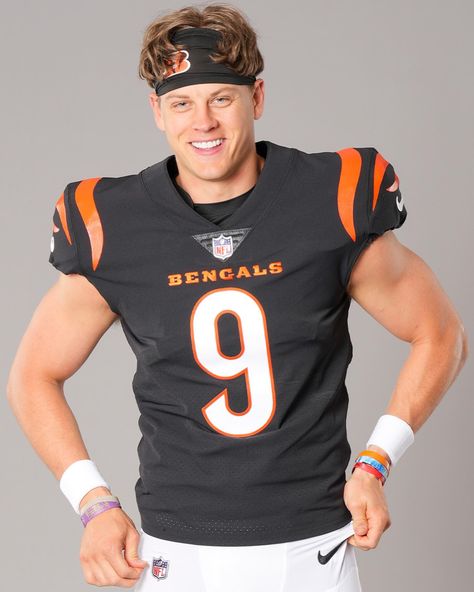 IG: @NFL and @Bengals Joe Brrrr, Joe Shiesty, Joe Borrow, Hot Baseball Players, Smokin Joes, Bengals Football, Cute Football Players, Nfl Photos, Joe Burrow