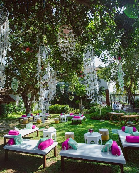 Mehendi Decor Ideas, Mehendi Decor, Desi Wedding Decor, Mehndi Decor, Wedding Backdrop Decorations, Wedding Design Decoration, Outdoor Indian Wedding, Wedding Decor Style, Home Wedding Decorations