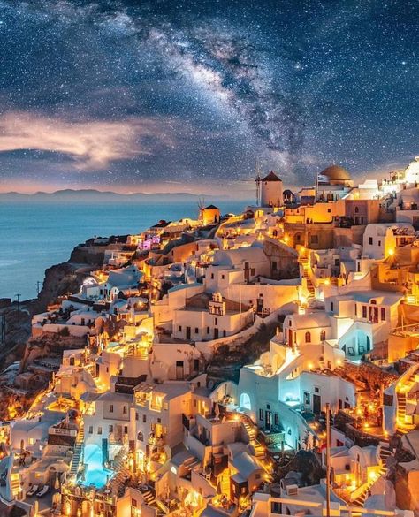 Santorini, Grekland #resa #travel #varskamanresa Grecia Santorini, Best Honeymoon Destinations, Honeymoon Spots, Best Honeymoon, Destination Voyage, Dream Travel Destinations, A Hill, Santorini Greece, Honeymoon Destinations