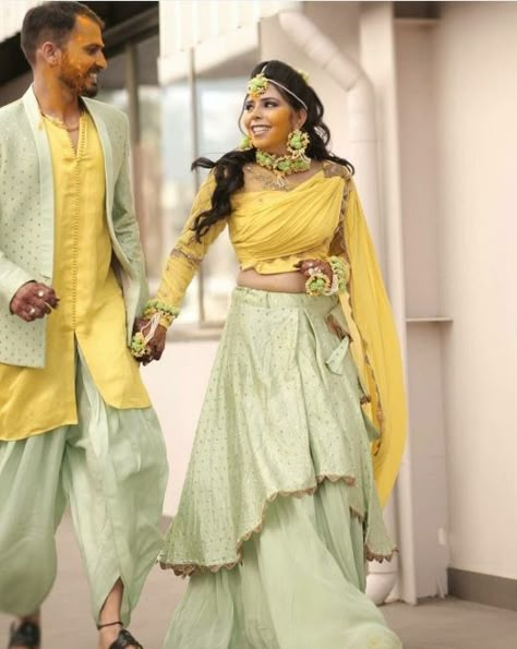 Matching Couple Outfits For Haldi, Haldi Outfit Ideas For Bride And Groom, Bride Haldi Outfit Ideas, Pithi Outfit Brides, Pithi Outfit, Couple Dressing, Haldi Outfit For Bride, India Outfits, Wedding Matching Outfits