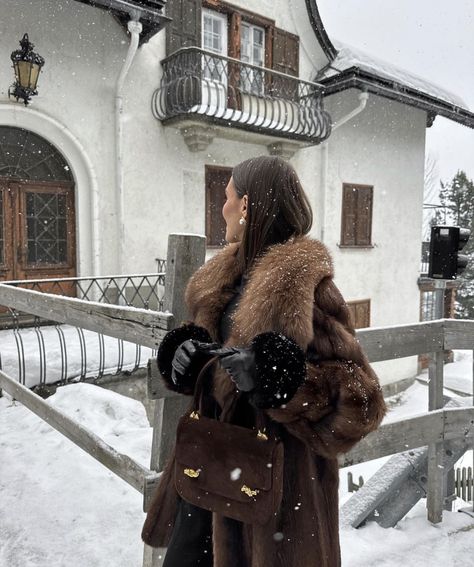 Mode Au Ski, Brown Fur Coat, Fur Coat Outfit, Emma Rose, Winter Inspo, Snow Outfit, Coat Outfit, Looks Street Style, Winter Girls