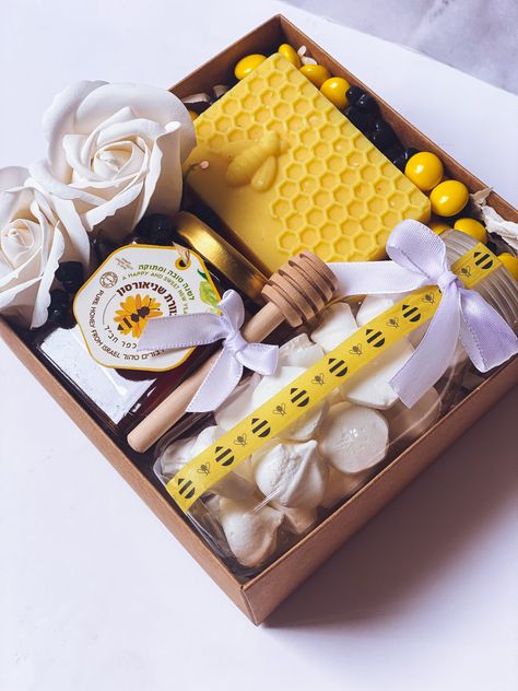 Honey Bee Gift Basket, Honey Gift Box Ideas, Honey Themed Gift Basket, Honey Baskets Gift Ideas, Honey Gifts Ideas, Gifts With Honey, Honey Packaging Ideas, Honey Gift Basket Ideas, Honey Gift Ideas