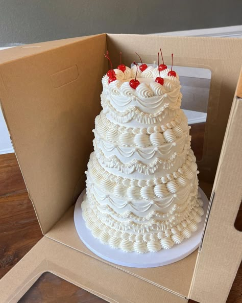 Wedding Cakes Retro, Vintage Wedding Cake With Cherries, 60s Wedding Cake, Vintage Piped Wedding Cake, Vintage White Wedding Cake, Wedding Cake Retro, Lambeth Cake Wedding, Wedding Cake With Cherries, Vintage Inspired Wedding Cake