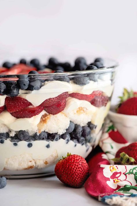 Patriotic Punch Bowl Cake Berry Angel Food Cake, Punch Bowl Cake Recipe, Easy Trifle, Punch Bowl Cake, Trifle Cake, No Bake Cheesecake Filling, Strawberry Tiramisu, Cheesecake Trifle, Berry Trifle