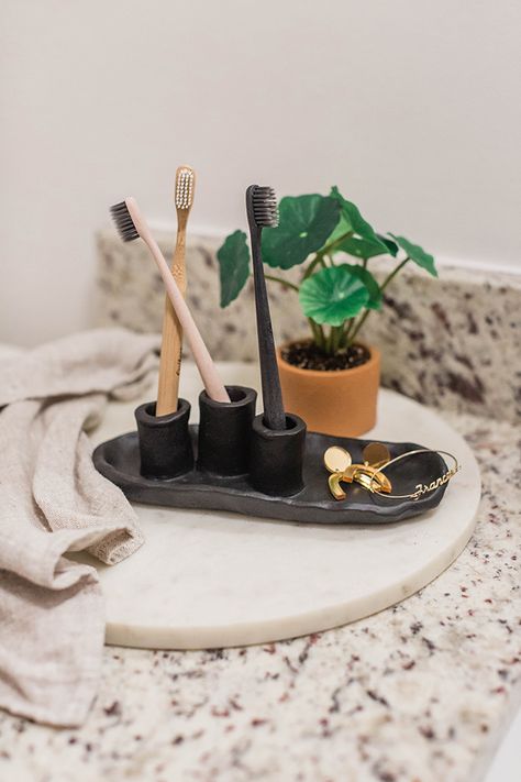 DIY Air-Dry Clay Toothbrush Holder - Dream Green DIY Diy Clay Toothbrush Holder, Clay Toothbrush Holder, Ideas Con Ceramica, Air Dry Clay Creations, Diy Toothbrush Holder, Clay Gifts, Diy Keramik, Air Clay, Pottery Inspo