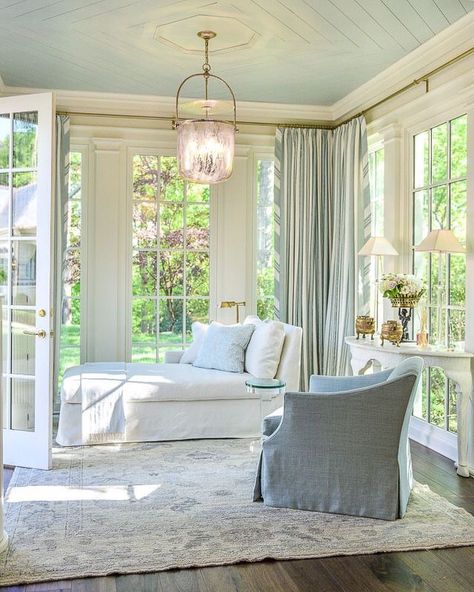 BPHloves this stunning #sunroom by @tristanharstan #tranquil #masterbedroom #sitting room 💙 #absoluteperfection 😍 Cozy Sunroom, Sunroom Decorating, Sunroom Designs, Coastal Living Rooms, Pool Design, A Living Room, 인테리어 디자인, Home Remodeling, Home Design