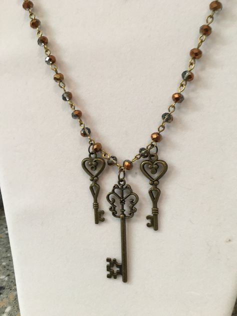 Cute Key Necklace, Vintage Beaded Necklace, Alt Necklace, Fancy Skeleton, Grunge Necklaces, Rosary Style Necklace, Skeleton Key Necklace, Amber Bead Necklace, Beaded Rosary