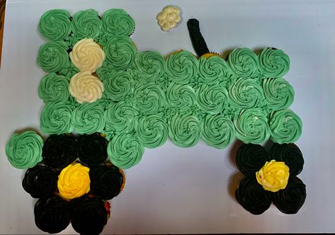 Animal Cupcake Cake, Tractor Cupcake Cake, John Deere Cupcakes, Tractor Themed Birthday Party, Tractor Cupcakes, Tractor Birthday Cakes, Cupcakes With Buttercream Frosting, John Deere Birthday Party, Farm Animal Cupcakes