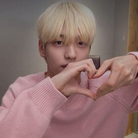 TXT - Weverse Live Capture Time: Soobin, Beomgyu heart. (1 of 4) Posted on (txt_sarangdan2) Twitter. Jan. 15, 2023 Choi Soobin, Cute Pink, Kpop Idol, K Pop, Boy Bands, Love Of My Life, Boy Groups, Blonde Hair, In This Moment