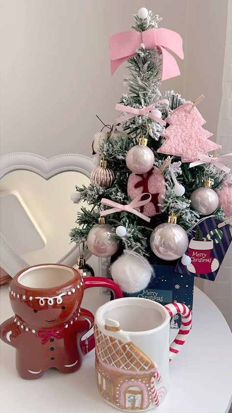 Christmas Themed Room Decor, Christmas Decor Aesthetic Apartment, Christmas Night Stand Decor, Pinkmas Room Decor, Home Goods Christmas Decor, Pinkmas Diy, Pink And Red Christmas Aesthetic, College Christmas Decorations, Christmas Room Decor Pink