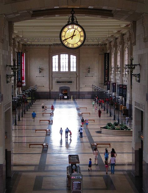 Union Station's Famous Clock  Love everything about this...the clock, the train station, and memories of my trip through here :) Union Station Kansas City, Train Station Clock, Outdoor Clock, Vintage Clocks, Art Clock, Time Stood Still, Train Stations, Old Clocks, Unique Clocks