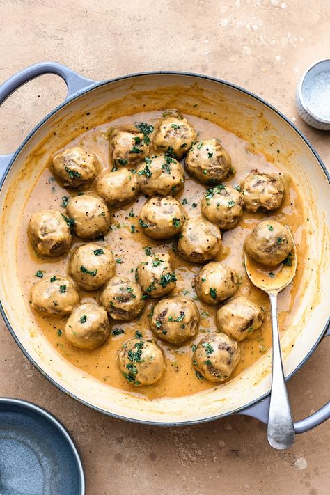 Vegan Swedish Meatballs - Cupful of Kale Recipes For Ground Turkey, Vegetarian Swedish Meatballs, Vegan Swedish Meatballs, Arielle Lorre, Swedish Meatballs Recipe, Ground Turkey Recipes Easy, Vegan Meatballs, Vegan Main Dishes, Meatballs Recipe