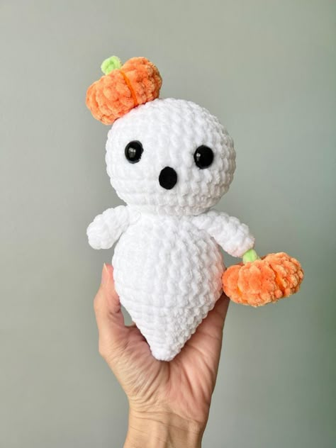 Crochet Plushies Halloween, White Yarn Crochet Projects, Halloween Stuffed Animals, Halloween Plushies, Halloween Things, Fall Crochet, Fall Crochet Patterns, Easy Crochet Animals, Plush Yarn