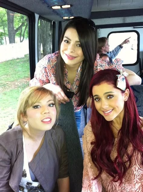 Old Nickelodeon Shows, Uk Icon, Icarly And Victorious, Victorious Cast, Ariana Grande Lyrics, Old Disney Channel, Ariana Grande Album, Sam & Cat, Sam And Cat