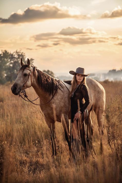 Cowgirl Senior Pictures, Horse Photoshoot Ideas, Equine Photography Poses, Western Photo Shoots, Horse Senior Pictures, Horse Photography Poses, Cow Photography, Pictures With Horses, Cowgirl Pictures