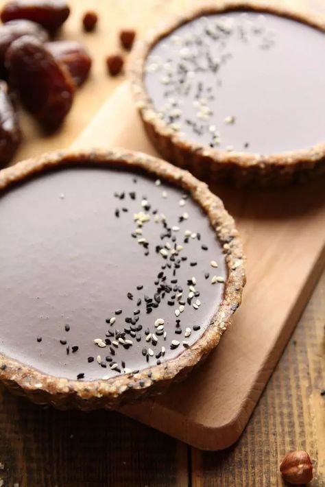 tahini infused chocolate black sesame tarts No Bake Dessert Recipes, Infused Chocolate, Beetroot Cake, Patisserie Vegan, Tahini Recipe, Dessert For Two, Raw Desserts, Bake Dessert, Black Sesame