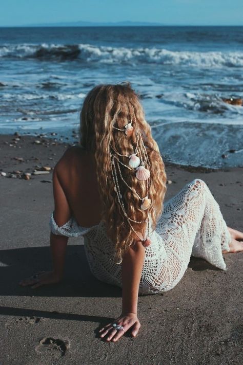 Mermaid Photo Shoot, Preppy Hairstyles, Mermaid Photography, Mermaid Photos, Mermaid Crown, Stunning Hairstyles, Mermaid Shell, Mermaid Aesthetic, Chique Outfits