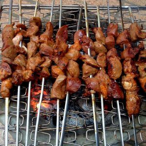 liver, heart and kidney brochettes cooking over charcoal Grilled Beef Liver Recipes, Grilled Liver, Organ Recipes, Cut Recipe, Kebabs On The Grill, Beef Steak Recipes, Shish Kebab, Liver Recipes, Kidney Recipes