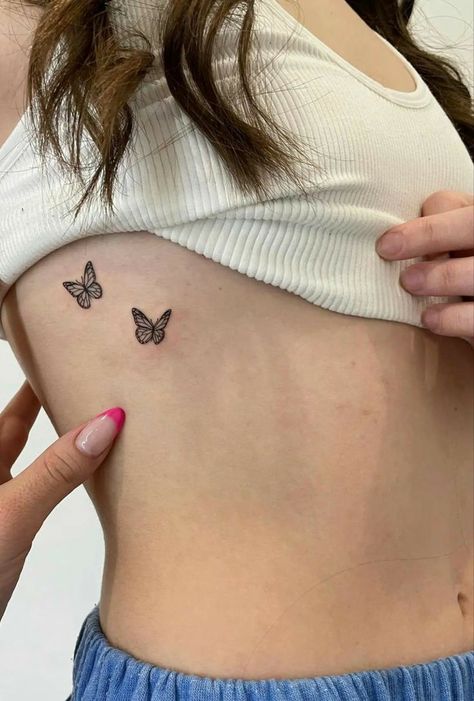 Rib Tattoo Minimalist, Butterfly Tattoo Rib Cage, Butterfly Underboob Tattoo, Butterfly Tattoo Under Breast, Sa Tattoo Ideas, Butterfly Rib Tattoo, Tato Grunge, Tato Geisha, Hidden Tattoo