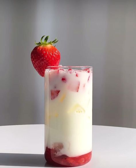 Jus Strawberry Aesthetic, Shots Alcohol Recipes, Frosty Recipe, Brandy Cocktails, Strawberry Drinks, Good Morning Breakfast, Foreign Food, Infused Water Recipes, Coffee Drink Recipes