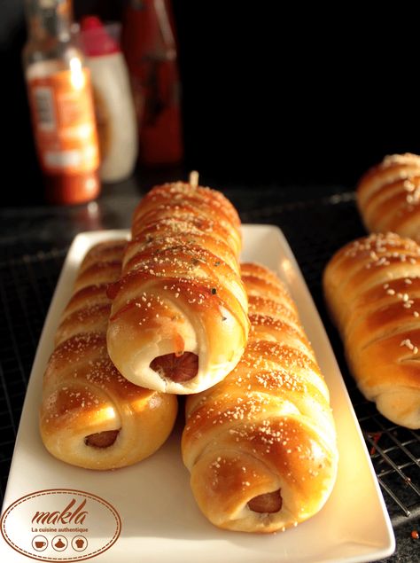 Hotdogs rolls - Pains briochés à la saucisse - Makla - La cuisine authentique Hot Dog Rolls, Bagel Bread, Sausage Bread, Mini Burgers, Best Bread Recipe, Burgers Sandwiches, Quick Snacks, Diy Food Recipes, Diy Food