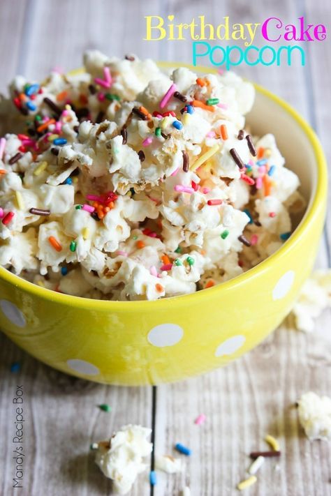 This Birthday Cake Popcorn is such a fun way to celebrate a birthday or any other occasion. Just 4 ingredients to a fun and tasty treat! Microwave Cooking Recipes, Cake Popcorn, Birthday Cake Popcorn, Gothic Wedding Cake, Toy Story Birthday Cake, Birthday Popcorn, 10 Birthday Cake, Puppy Chow Recipes, White Chocolate Cake