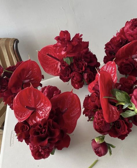 Red Florals For Wedding, Red Floral Arrangements, Aisle Planner, Modern Wedding Flowers, Red Wedding Flowers, Dream Wedding Decorations, Spanish Wedding, Winter Wedding Flowers, Dream Wedding Ideas Dresses