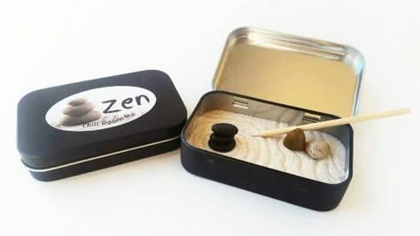 Recycled mint tins make great mini zen gardens – Recycled Crafts Mint Tin Crafts, Matchbox Crafts, Mini Zen Garden, Altoids Tins, Zen Gardens, Beautiful Crafts, Chill Room, Mint Tins, Beach Theme Decor