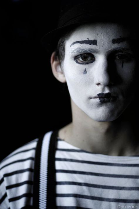 Colored tears Mime Face Paint, Maquillage Halloween Simple, Halloween Makeup Clown, Mime Makeup, Halloween Make-up Looks, Pierrot Clown, Fitted Vest, Aesthetic Men, Cool Halloween Makeup