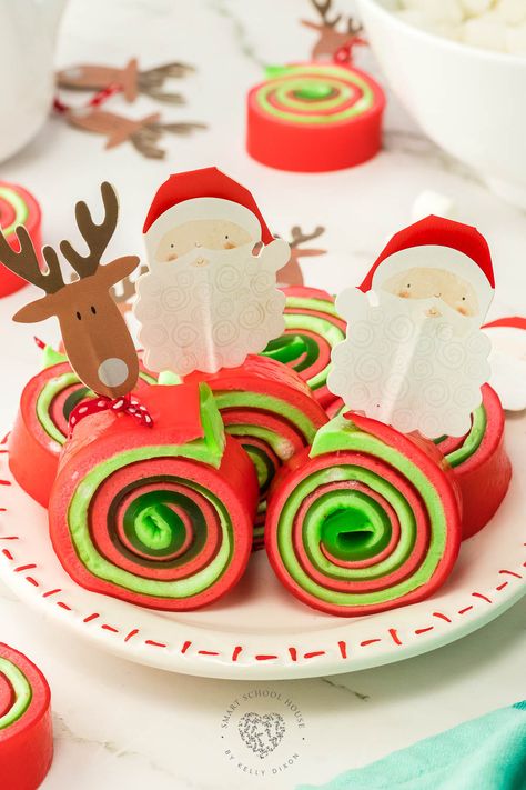 Christmas Jello Roll Ups are amazingly easy to make and the kids love them! Jello Rolls Recipes, Jello Marshmallow Roll Ups, Jello Rolls, Jello Roll Ups, Chiefs Superbowl, Holiday Deserts, Christmas Jello, Holiday Desert, Green Jello