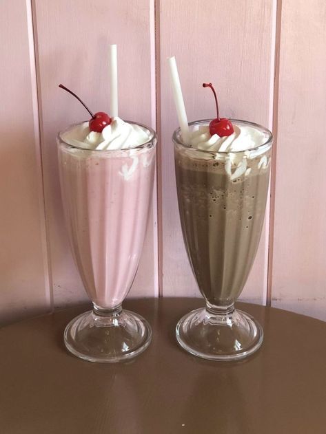 Vintage Diner Food, 1950s Milkshake, Milkshakes Aesthetic, Vintage Milkshake, Coquette Americana, Milkshake Glasses, 1950s Aesthetic, Beauty Tips With Honey, Adorable Food