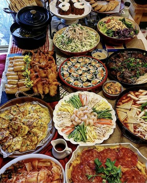 Korean Food Table Set Up, Korean Food Buffet, Traditional Korean Wedding Food, Korean Family Dinner, Korean Dinner Table, 1997 Birthday, Korean Buffet, K Food, Party Food Platters