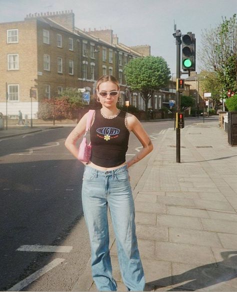 Unif top purse mom jeans vintage disposable camera mid 90s fashion Early 2000s Fashion Outfits, Outfits 2000s Style, 00s Mode, Outfits 2000s, Tokyo Street Fashion, Estilo Indie, 2000 Fashion, Early 2000s Fashion, 2000s Outfits