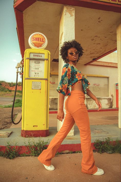 Instagram: @i.yanawilliams Retro Outfit Photoshoot, 80s Vibe Photoshoot, 70s Street Style Vintage Photos, Creative Photoshoot Ideas Outdoor Street, Vintage Retro Photoshoot, Retro Shoot Photo Ideas, Retro Photoshoot Outdoor, 80s Style Photoshoot, 80s Themed Photoshoot