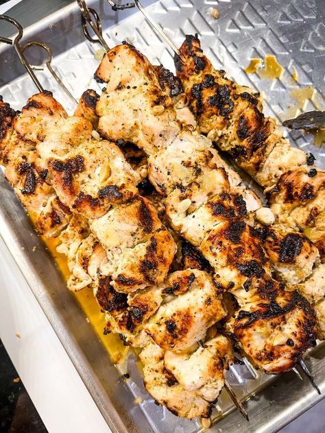 Greek Chicken Kebabs, Greek Chicken Skewers, Greek Chicken Kabobs, Greek Chicken Marinade, Greek Dinners, Homemade Tzatziki Sauce, Recipe Using Chicken, Kabob Skewers, Homemade Tzatziki