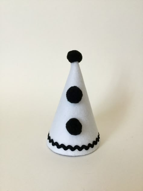 Pierrot Clown Hat Diy, Black And White Clown Costume Diy, Diy Clown Accessories, Pierrot Clown Costume Diy, Emo Clown Outfit, Clown Accessories Diy, Diy Clown Collar, Clown Hat Diy, Diy Clown Hat