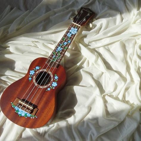 Painted Guitar Aesthetic, Paint Ukulele, Painting On Ukulele, Paint On Guitar, Painted Ukulele Aesthetic, Ukulele Painting Ideas, Painting On Guitar, Aesthetic Ukulele, Ukelele Painted