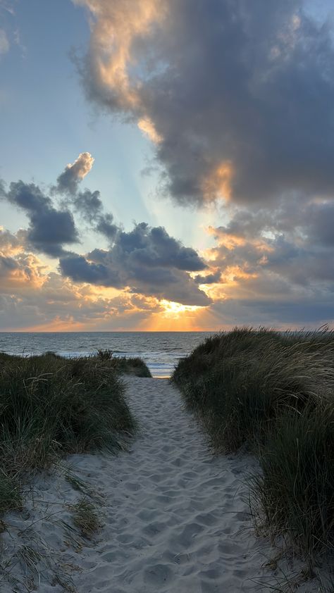 📍texel, netherlands Strand Aesthetic, Texel Netherlands, Ocean Therapy, Beach Sunset Photography, Wallpaper Tumblr Lockscreen, Vision Board Photos, Iphone Wallpaper Sky, Oceanography, Ocean Sunset