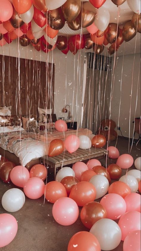 21st Birthday Hotel Decorations, Hotel Photoshoot Ideas Birthday, Plants As Centerpieces, 21st Birthday Party Decor, Birthday Room Surprise, Balloon Decoration At Home, Candle Making Party, Hotel Birthday Parties, Birthday Room